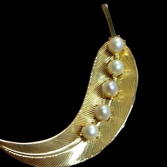 Gold Tone Simulated Pearl Brooch - Picture 1 of 4